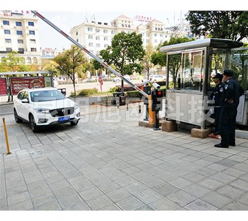 如何利用車牌智能識別系統提高停車場管理效率？